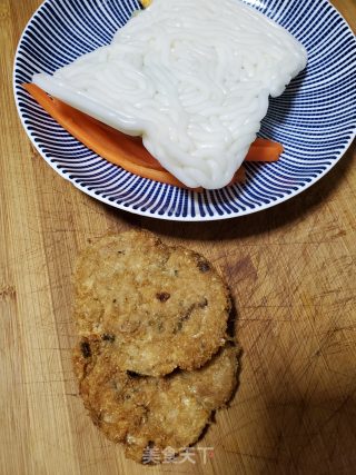 鱼饼土豆粉的做法步骤：1