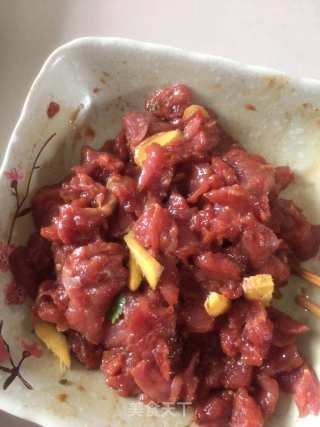 芹菜炒牛肉的做法步骤：1