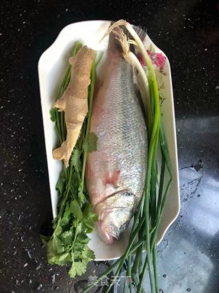 清蒸鲈鱼的做法步骤：1