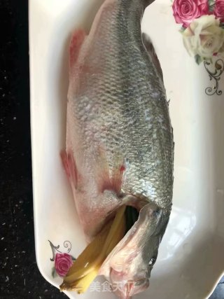清蒸鲈鱼的做法步骤：2
