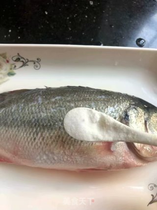 清蒸鲈鱼的做法步骤：4