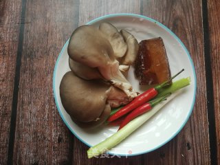 平菇炒腊肉的做法步骤：1