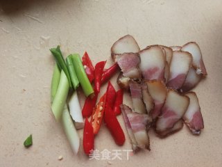 平菇炒腊肉的做法步骤：2