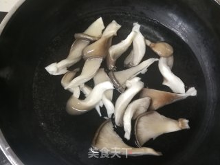 平菇炒腊肉的做法步骤：3