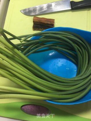腊肉炒蒜苔的做法步骤：1