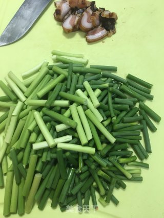腊肉炒蒜苔的做法步骤：2