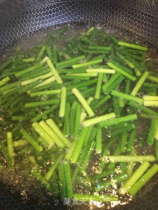 腊肉炒蒜苔的做法步骤：3