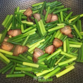 腊肉炒蒜苔的做法步骤：5