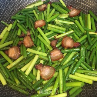 腊肉炒蒜苔的做法步骤：6