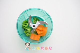 7个月以上蛋黄西蓝花粒粒面的做法步骤：4