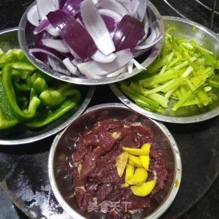 洋葱菜椒炒牛肉的做法步骤：1