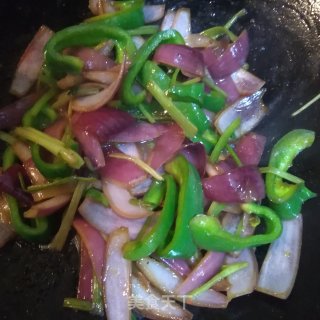 洋葱菜椒炒牛肉的做法步骤：6