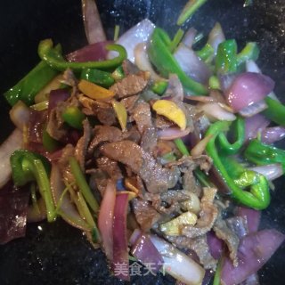 洋葱菜椒炒牛肉的做法步骤：7