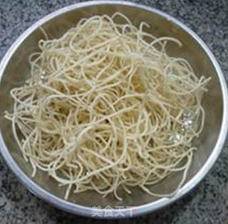 牛肉酱茭白丝盖浇面的做法步骤：1