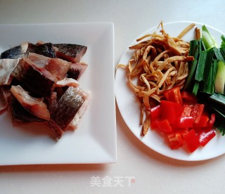 腊鱼煮金针的做法步骤：1