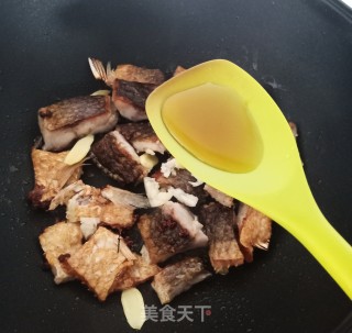 腊鱼煮金针的做法步骤：5