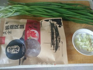 韭菜炒腊肠的做法步骤：1