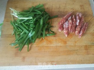韭菜炒腊肠的做法步骤：2
