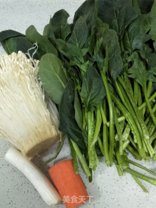 金针菇炒菠菜的做法步骤：1