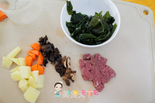 12个月以上裙带菜牛肉汤的做法步骤：2