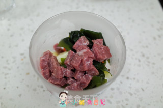 12个月以上裙带菜牛肉汤的做法步骤：4