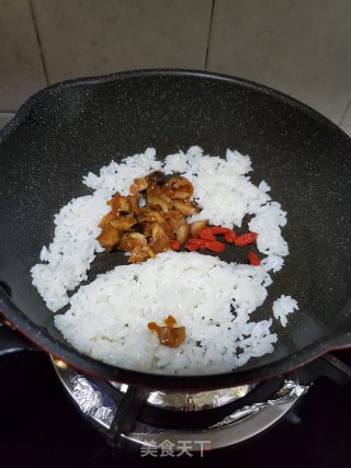鳗鱼炒饭的做法步骤：4