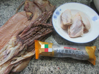 牛肉丸中翅烧鱿鱼干的做法步骤：1