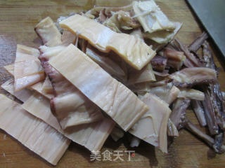 牛肉丸中翅烧鱿鱼干的做法步骤：4