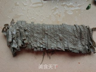 香菜拌黑豆皮的做法步骤：3