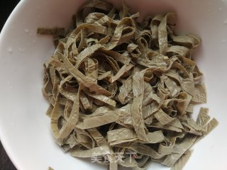 香菜拌黑豆皮的做法步骤：5