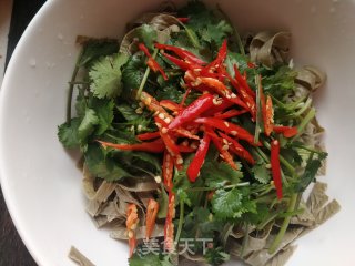 香菜拌黑豆皮的做法步骤：6