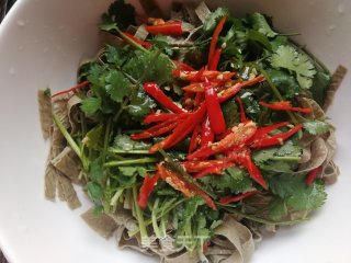 香菜拌黑豆皮的做法步骤：7