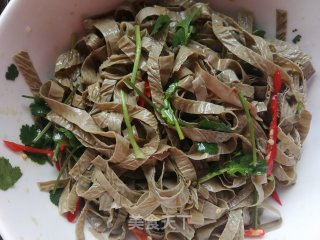 香菜拌黑豆皮的做法步骤：8