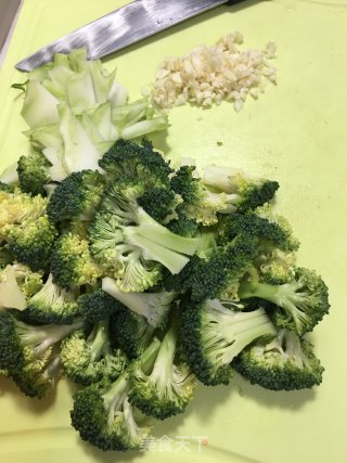 浇汁西兰花的做法步骤：1
