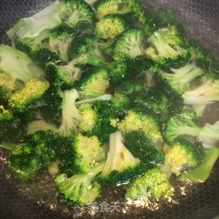 浇汁西兰花的做法步骤：2