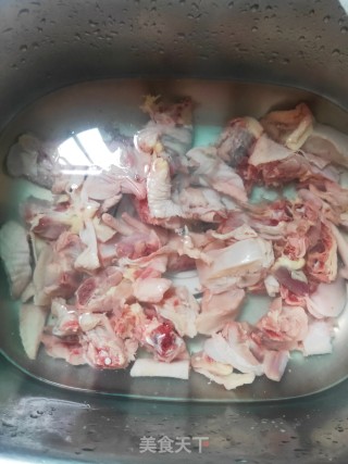 干煸辣子鸡的做法步骤：1
