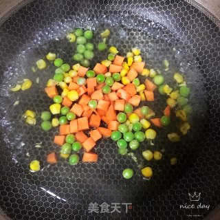 虾仁酱油炒饭的做法步骤：2