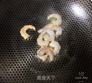 虾仁酱油炒饭的做法步骤：4