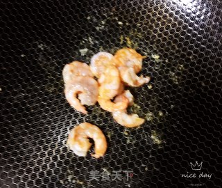 虾仁酱油炒饭的做法步骤：5
