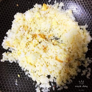 虾仁酱油炒饭的做法步骤：8