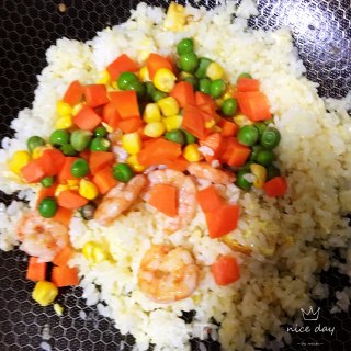 虾仁酱油炒饭的做法步骤：9