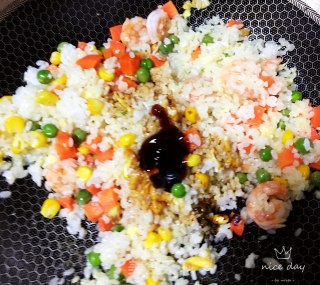 虾仁酱油炒饭的做法步骤：11