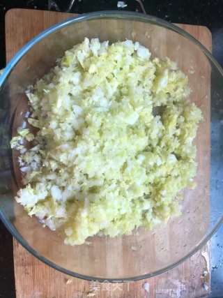 白菜猪肉粉丝饺子的做法步骤：1
