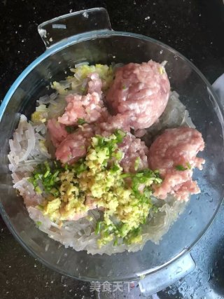 白菜猪肉粉丝饺子的做法步骤：3