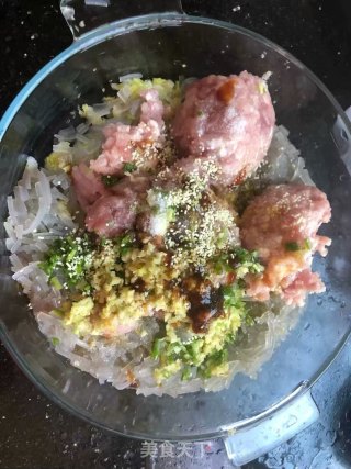 白菜猪肉粉丝饺子的做法步骤：4