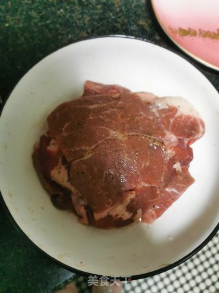 黑椒牛排与意大利面的做法步骤：1