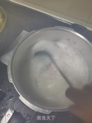 龙虾头粥的做法步骤：2