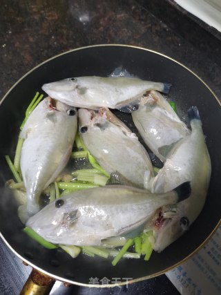 新鲜剥皮鱼的做法步骤：2