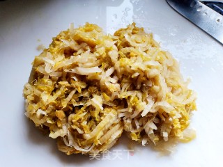 东北酸菜炖脖骨的做法步骤：2