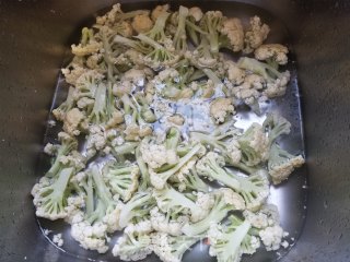 蚝油清炒菜花的做法步骤：1